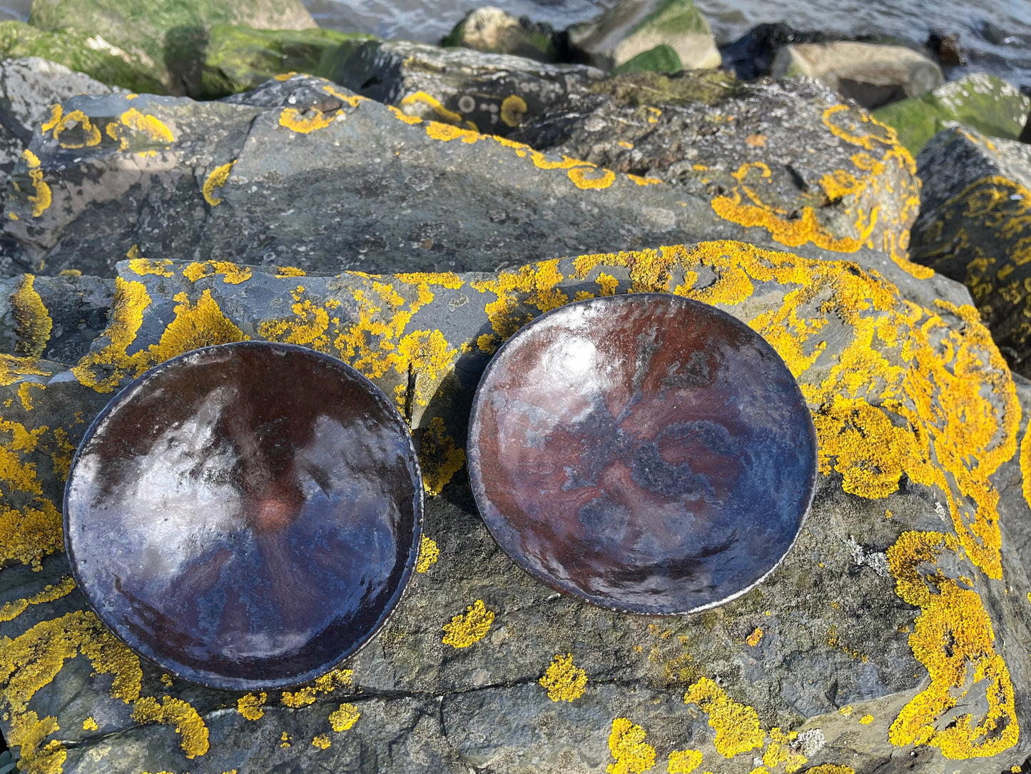 Set of 2 bowls in black clay with ancient copper glaze